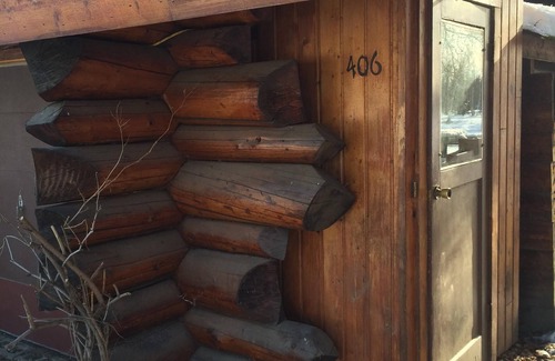 College Cabin | Cozy two bedroom log cabin on the Chena River near town.