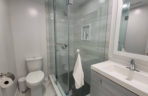 The Peanut Apartment | Cozy Unit with Private Kitchen & Bathroom near Seneca/Fairview Mall