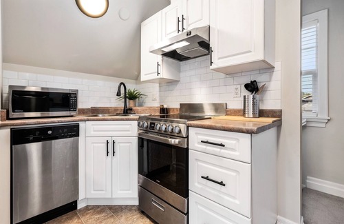 Sardis Apartment | Cozy up in our Garrison loft, walking distance to the Vedder river and shops.