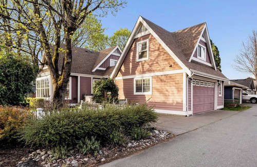 Sardis Apartment | Cozy up in our Garrison loft, walking distance to the Vedder river and shops.