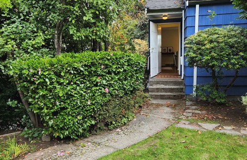 Leschi House | Cozy urban retreat overlooking Lake Washington!