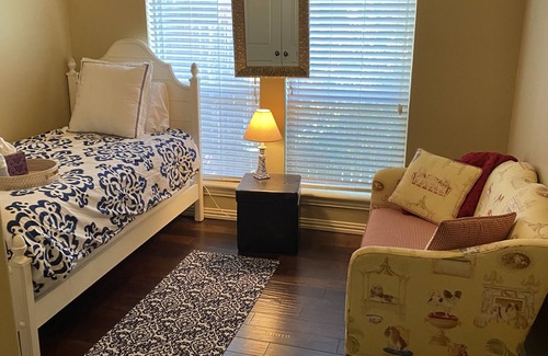 Norman Apartment | Cozy urban room! Perfect for interns, students nurses and single lady travelers.