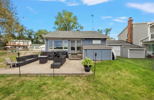 Drayton Plains House | Cozy, Lake Front Home & Near Ski Resort