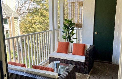 Charlotte Condo | Cozy~ Vaulted Ceilings~ Midtown~ Elizabeth Condo