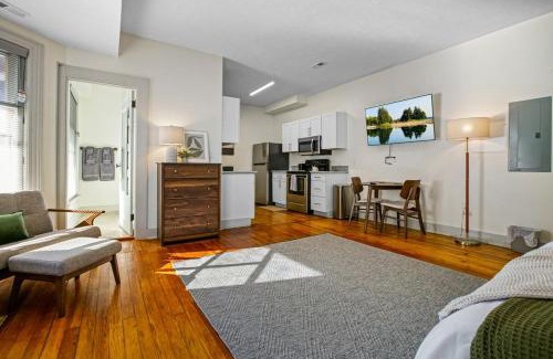 Hough House | Cozy Victorian Studio Steps from Cleveland Clinic