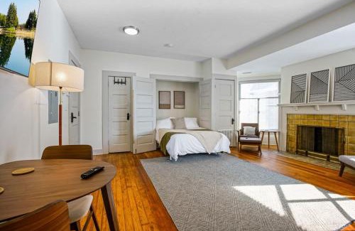 Hough House | Cozy Victorian Studio Steps from Cleveland Clinic