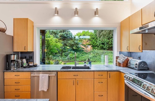 West Ridge House | Cozy Vino Valley Vista Home with views & parking BY Betterstay