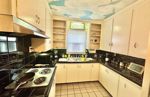 McAllen House | Cozy, Vintage Casita in The Heart of McAllen, Texas