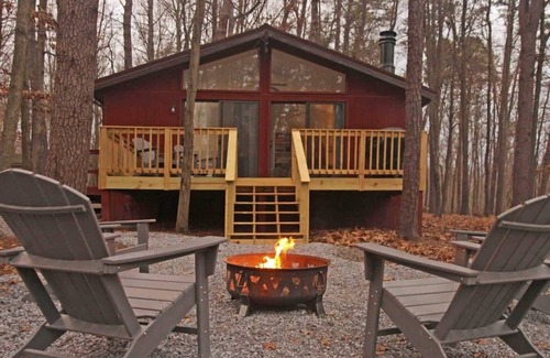 The Woods Cabin | Cozy w Fireplace, Fire Pit, Wifi & Pool Access