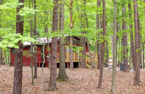 The Woods Cabin | Cozy w Fireplace, Fire Pit, Wifi & Pool Access