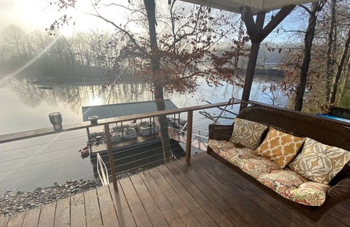 Ashland City Cottage | Cozy Waterfront Cottage w/ Spa - The Birdhouse