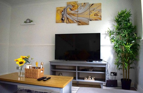 Watford House | Cozy Watford Home W/PARKING - Perfect for Harry Potter World + Warner Bros