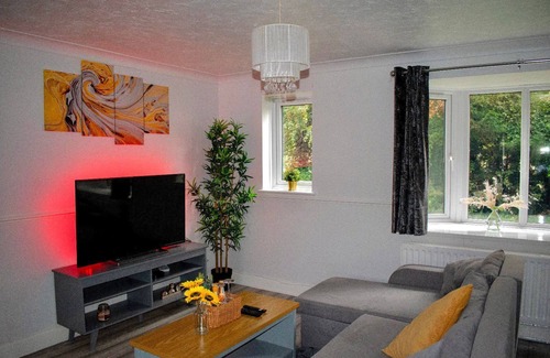 Watford House | Cozy Watford Home W/PARKING - Perfect for Harry Potter World + Warner Bros