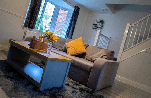 Watford House | Cozy Watford Home W/PARKING - Perfect for Harry Potter World + Warner Bros
