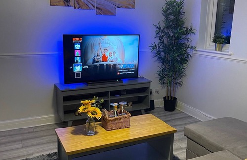 Watford House | Cozy Watford Home W/PARKING - Perfect for Harry Potter World + Warner Bros