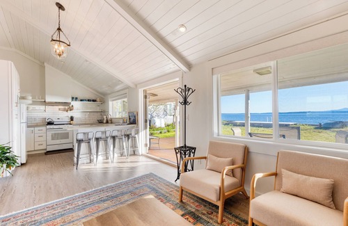 Freeland House | Cozy Whidbey Island Stay | Steps on the Beach | Fireplace, BBQ, Near Trails