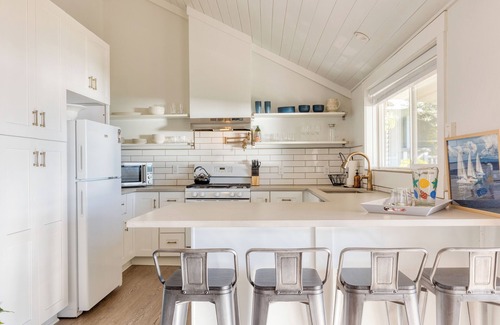 Freeland House | Cozy Whidbey Island Stay | Steps on the Beach | Fireplace, BBQ, Near Trails