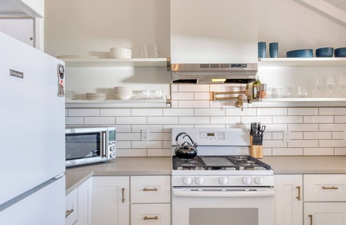 Freeland House | Cozy Whidbey Island Stay | Steps on the Beach | Fireplace, BBQ, Near Trails