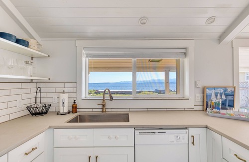 Freeland House | Cozy Whidbey Island Stay | Steps on the Beach | Fireplace, BBQ, Near Trails