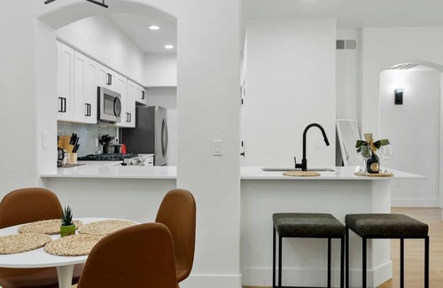 Glendale Sports and Entertainment District Apartment | CozySuites by the stadium w/pool 07