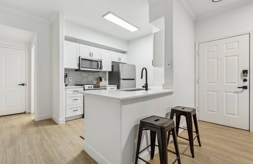 Chandler Apartment | CozySuites Chandler 2BR with 2 pools + Jacuzzi! 11