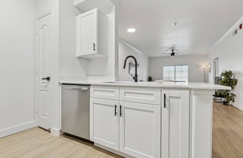 Chandler Apartment | CozySuites Chandler 2BR with 2 pools + Jacuzzi! 11