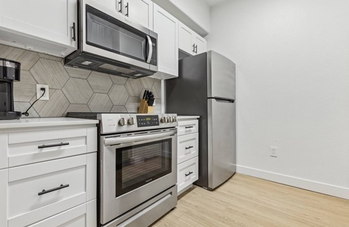 Chandler Apartment | CozySuites Chandler 2BR with 2 pools + Jacuzzi! 11