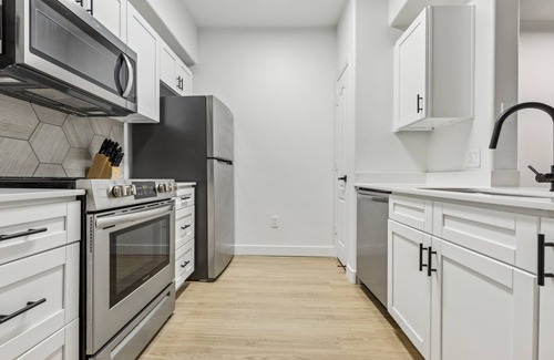 Chandler Apartment | CozySuites Chandler 2BR with 2 pools + Jacuzzi! 11