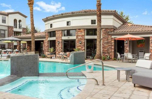 Glendale Sports and Entertainment District Apartment | CozySuites Glendale by the stadium with pool 02