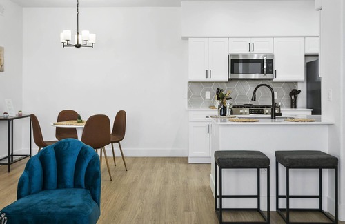 Glendale Sports and Entertainment District Apartment | CozySuites Glendale by the stadium with pool 01