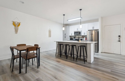 Glendale Sports and Entertainment District Apartment | CozySuites in Glendale Westgate with pool #07