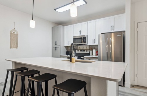 Glendale Sports and Entertainment District Apartment | CozySuites in Glendale Westgate with pool #07