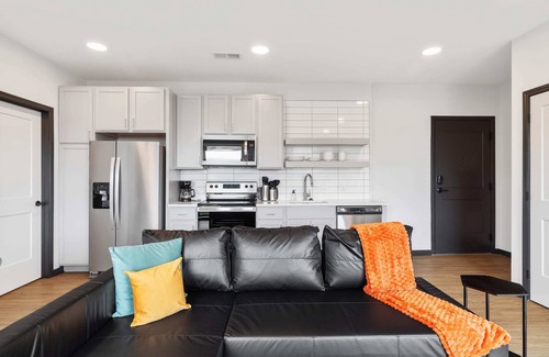 Lockerbie Square Apartment | CozySuites Mass w/parking, lounge & roof deck #11