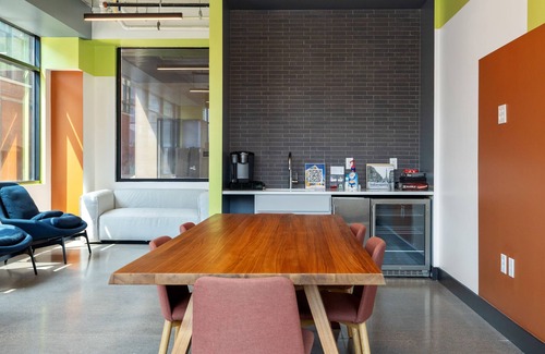 Lockerbie Square Apartment | CozySuites Mass with parking, lounge and roof deck 2