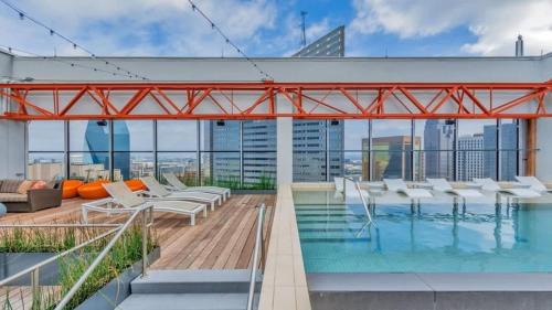 Downtown Dallas Apartment | CozySuites TWO Stunning Condo with SKY POOL
