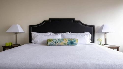 Downtown Dallas Apartment | CozySuites TWO Stunning Condo with SKY POOL