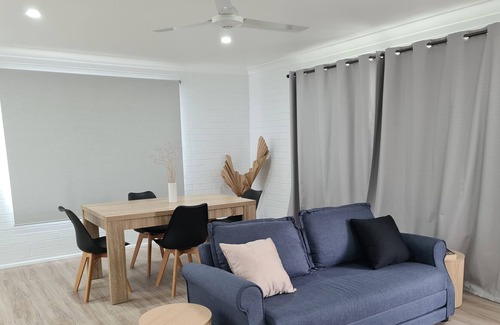 Emu Park House | Cozzy Beach Home only minutes from the ocean