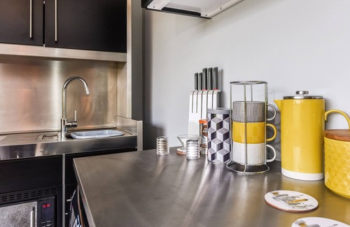 Waterlooville Cottage | Crabden Meadows, Blendworth - sleeps 2 guests in 1 bedroom + sofa bed