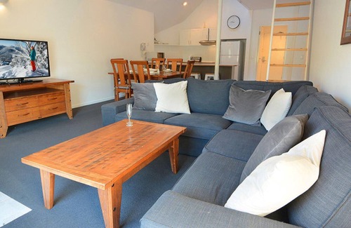 Lake Crackenback Apartment | Crackenback 2 - Lakeside Over the Water Apartment with resort facilities
