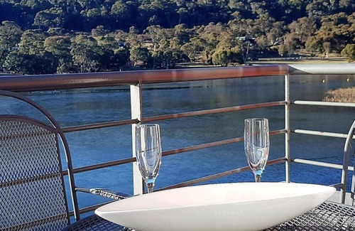 Lake Crackenback Apartment | Crackenback 2 - Lakeside Over the Water Apartment with resort facilities