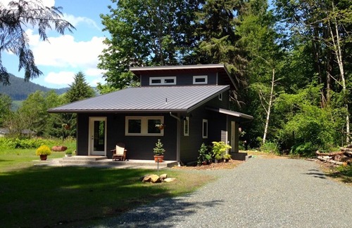 Deming House | Craftsman Guesthouse/Private/Wooded acreage/Hike, Bike, Ski, Read, Relax