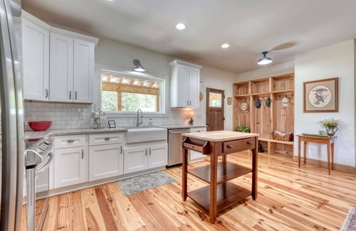 Hayesville Cabin | Creek Front and Gorgeous Mountain View’s, Fishing, Tubing, WiFi