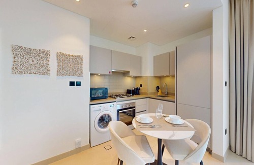 Nad Al Sheba Apartment | Creek Vistas - Elegant One Bedroom in Meydan