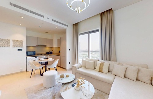 Nad Al Sheba Apartment | Creek Vistas - Elegant One Bedroom in Meydan