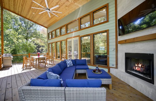 Broken Bow Cabin | Creekside Arthouse- creek view, hot tub, spa shower, location, firewood, & games