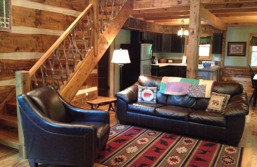 Hot Springs Cabin | Creekside Cabin - Log Cabin with Outdoor Hot Tub