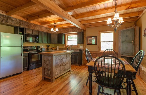 Hot Springs Cabin | Creekside Cabin - Log Cabin with Outdoor Hot Tub