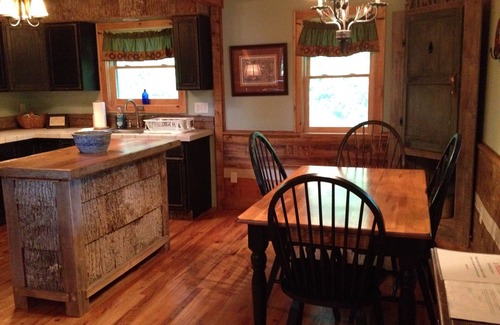 Hot Springs Cabin | Creekside Cabin - Log Cabin with Outdoor Hot Tub