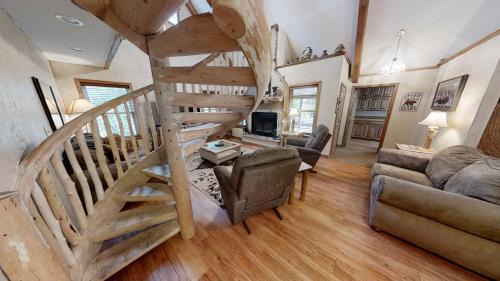 Red River House | Creekside Cabin - Pet Friendly - WiFi - Washer - Dryer - Grill - Fenced Yard - Fireplace