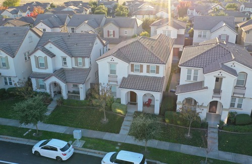 North Natomas House | Creekside Chateau- CLOSE TO AIRPORT/DOWNTOWN/SHOPS